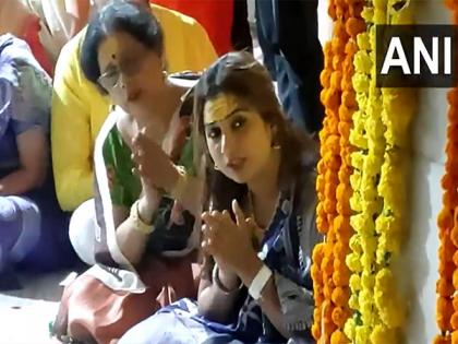 Shreya Ghoshal offers prayers at Ujjain's Mahakaleshwar temple | Shreya Ghoshal offers prayers at Ujjain's Mahakaleshwar temple Shreya Ghoshal offers prayers at Ujjain's Mahakaleshwar temple | Shreya Ghoshal offers prayers at Ujjain's Mahakaleshwar temple