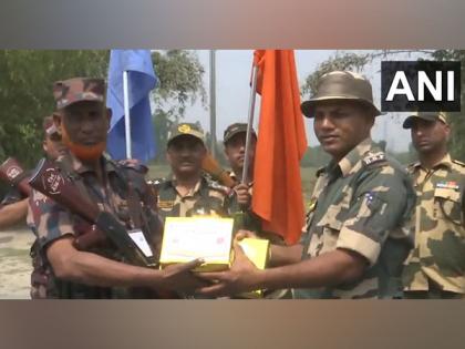West Bengal: BSF, BGB exchange sweets at India-Bangladesh Border on Eid-Ul-Fitr | West Bengal: BSF, BGB exchange sweets at India-Bangladesh Border on Eid-Ul-Fitr West Bengal: BSF, BGB exchange sweets at India-Bangladesh Border on Eid-Ul-Fitr | West Bengal: BSF, BGB exchange sweets at India-Bangladesh Border on Eid-Ul-Fitr