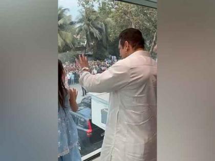 Eid: Salman Khan waves at fans from his bulletproof glass-covered balcony | Eid: Salman Khan waves at fans from his bulletproof glass-covered balcony Eid: Salman Khan waves at fans from his bulletproof glass-covered balcony | Eid: Salman Khan waves at fans from his bulletproof glass-covered balcony