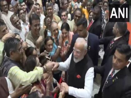 PM Modi receives warm welcome from Indian diaspora in Colombo | PM Modi receives warm welcome from Indian diaspora in Colombo PM Modi receives warm welcome from Indian diaspora in Colombo | PM Modi receives warm welcome from Indian diaspora in Colombo