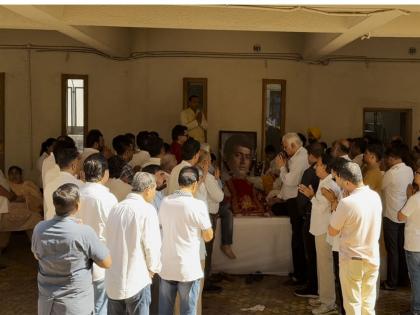 Actor Manoj Kumar's mortal remains brought to his residence for final goodbye | Actor Manoj Kumar's mortal remains brought to his residence for final goodbye Actor Manoj Kumar's mortal remains brought to his residence for final goodbye | Actor Manoj Kumar's mortal remains brought to his residence for final goodbye