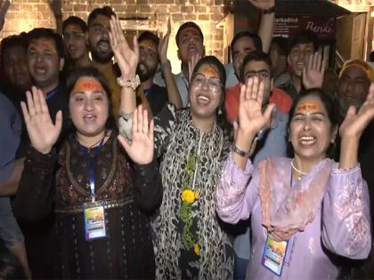 300 Indian origin Pakistani citizens visit Dwarkadhish Temple in Gujarat | 300 Indian origin Pakistani citizens visit Dwarkadhish Temple in Gujarat 300 Indian origin Pakistani citizens visit Dwarkadhish Temple in Gujarat | 300 Indian origin Pakistani citizens visit Dwarkadhish Temple in Gujarat
