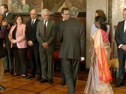 President Droupadi Murmu meets Portuguese delegation, signs book of honour | President Droupadi Murmu meets Portuguese delegation, signs book of honour President Droupadi Murmu meets Portuguese delegation, signs book of honour | President Droupadi Murmu meets Portuguese delegation, signs book of honour