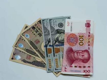 Yuan sinks to 19-month low as China loosens currency grip | Yuan sinks to 19-month low as China loosens currency grip Yuan sinks to 19-month low as China loosens currency grip | Yuan sinks to 19-month low as China loosens currency grip