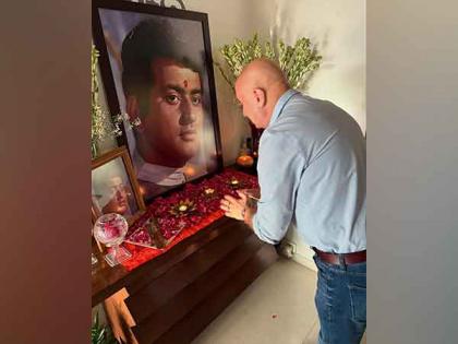 Anupam Kher visits family of Manoj Kumar, pays tribute to legendary actor | Anupam Kher visits family of Manoj Kumar, pays tribute to legendary actor Anupam Kher visits family of Manoj Kumar, pays tribute to legendary actor | Anupam Kher visits family of Manoj Kumar, pays tribute to legendary actor