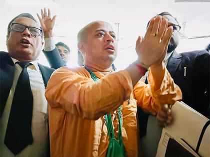 Bangladesh: Hindu priest Chinmoy Krishna Das shown arrested in four murder cases | Bangladesh: Hindu priest Chinmoy Krishna Das shown arrested in four murder cases Bangladesh: Hindu priest Chinmoy Krishna Das shown arrested in four murder cases | Bangladesh: Hindu priest Chinmoy Krishna Das shown arrested in four murder cases