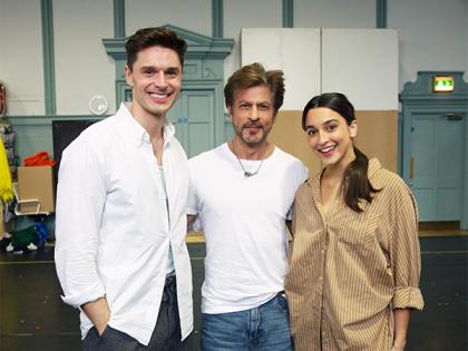 Shah Rukh Khan meets cast of 'Come Fall in Love - The DDLJ Musical' in London | Shah Rukh Khan meets cast of 'Come Fall in Love - The DDLJ Musical' in London Shah Rukh Khan meets cast of 'Come Fall in Love - The DDLJ Musical' in London | Shah Rukh Khan meets cast of 'Come Fall in Love - The DDLJ Musical' in London