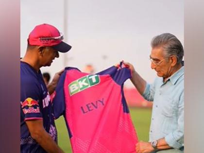 IPL: Rahul Dravid meets 'Schitt's Creek' star Eugene Levy, gifts him 'Rajasthan Royals' jersey | IPL: Rahul Dravid meets 'Schitt's Creek' star Eugene Levy, gifts him 'Rajasthan Royals' jersey IPL: Rahul Dravid meets 'Schitt's Creek' star Eugene Levy, gifts him 'Rajasthan Royals' jersey | IPL: Rahul Dravid meets 'Schitt's Creek' star Eugene Levy, gifts him 'Rajasthan Royals' jersey