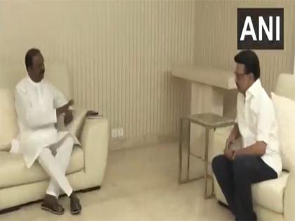 MK Stalin visits lyricist Vairamuthu's residence to pay condolences on his mother's demise | MK Stalin visits lyricist Vairamuthu's residence to pay condolences on his mother's demise MK Stalin visits lyricist Vairamuthu's residence to pay condolences on his mother's demise | MK Stalin visits lyricist Vairamuthu's residence to pay condolences on his mother's demise