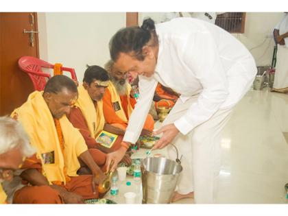Dinesh Shahra Foundation Pays Tribute to Swami Sivananda Maharaj at Varanasi Ashram | Dinesh Shahra Foundation Pays Tribute to Swami Sivananda Maharaj at Varanasi Ashram Dinesh Shahra Foundation Pays Tribute to Swami Sivananda Maharaj at Varanasi Ashram | Dinesh Shahra Foundation Pays Tribute to Swami Sivananda Maharaj at Varanasi Ashram