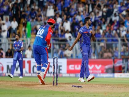 "It's always nice to have someone like Bumrah...": Mitchell Santner after MI-DC clash in IPL 2025 | "It's always nice to have someone like Bumrah...": Mitchell Santner after MI-DC clash in IPL 2025