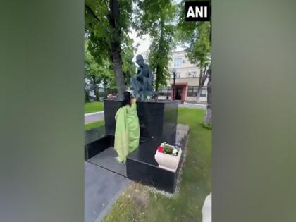 DMK MP Kanimozhi led all party delegation pays floral tribute to Mahatma Gandhi in Russia | DMK MP Kanimozhi led all party delegation pays floral tribute to Mahatma Gandhi in Russia DMK MP Kanimozhi led all party delegation pays floral tribute to Mahatma Gandhi in Russia | DMK MP Kanimozhi led all party delegation pays floral tribute to Mahatma Gandhi in Russia