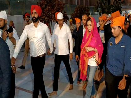Nita Ambani offers prayers at Golden Temple | Nita Ambani offers prayers at Golden Temple