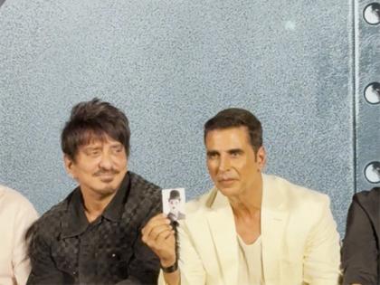 Akshay Kumar opens up about his love for Charlie Chaplin, shows his photograph in his wallet | Akshay Kumar opens up about his love for Charlie Chaplin, shows his photograph in his wallet Akshay Kumar opens up about his love for Charlie Chaplin, shows his photograph in his wallet | Akshay Kumar opens up about his love for Charlie Chaplin, shows his photograph in his wallet