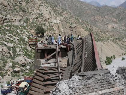 Pakistan: Khanewal station bridge collapse kills railways employee, injures passenger | Pakistan: Khanewal station bridge collapse kills railways employee, injures passenger Pakistan: Khanewal station bridge collapse kills railways employee, injures passenger | Pakistan: Khanewal station bridge collapse kills railways employee, injures passenger