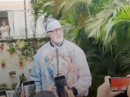Sunday Darshan: Amitabh Bachchan distributes umbrellas to fans outside his residence Jalsa | Sunday Darshan: Amitabh Bachchan distributes umbrellas to fans outside his residence Jalsa Sunday Darshan: Amitabh Bachchan distributes umbrellas to fans outside his residence Jalsa | Sunday Darshan: Amitabh Bachchan distributes umbrellas to fans outside his residence Jalsa
