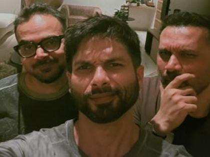 Shahid Kapoor reunites with 'Farzi' directors Raj & DK, shares a "Fake" selfie | Shahid Kapoor reunites with 'Farzi' directors Raj & DK, shares a "Fake" selfie
