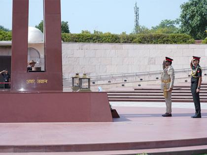 Sri Lanka Army Chief pays tribute at War Memorial, reviews Guard of Honour in Delhi | Sri Lanka Army Chief pays tribute at War Memorial, reviews Guard of Honour in Delhi Sri Lanka Army Chief pays tribute at War Memorial, reviews Guard of Honour in Delhi | Sri Lanka Army Chief pays tribute at War Memorial, reviews Guard of Honour in Delhi