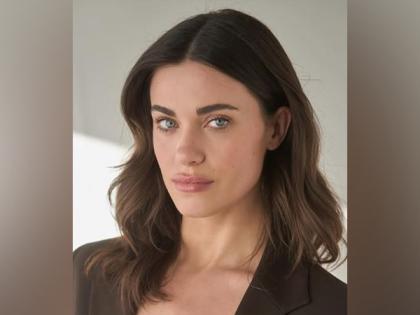 'Bridgerton' actress Genevieve Chenneour recalls fighting off attacker who stole her phone | 'Bridgerton' actress Genevieve Chenneour recalls fighting off attacker who stole her phone 'Bridgerton' actress Genevieve Chenneour recalls fighting off attacker who stole her phone | 'Bridgerton' actress Genevieve Chenneour recalls fighting off attacker who stole her phone