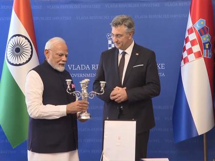 PM Modi exchanges gifts with Croatia PM | PM Modi exchanges gifts with Croatia PM PM Modi exchanges gifts with Croatia PM | PM Modi exchanges gifts with Croatia PM