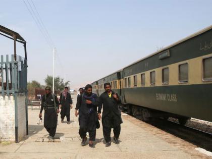 Pakistan: Attempt to steal railway pole ladder injures 17 | Pakistan: Attempt to steal railway pole ladder injures 17 Pakistan: Attempt to steal railway pole ladder injures 17 | Pakistan: Attempt to steal railway pole ladder injures 17