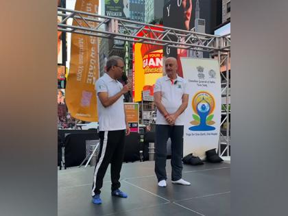 Anupam Kher joins thousands for Yoga Day celebration at Times Square | Anupam Kher joins thousands for Yoga Day celebration at Times Square Anupam Kher joins thousands for Yoga Day celebration at Times Square | Anupam Kher joins thousands for Yoga Day celebration at Times Square