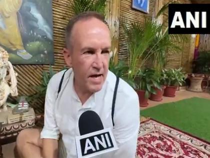 RCB coach Andy Flower meets Swami Chidanand Saraswati in Rishikesh days after team's maiden IPL win | RCB coach Andy Flower meets Swami Chidanand Saraswati in Rishikesh days after team's maiden IPL win