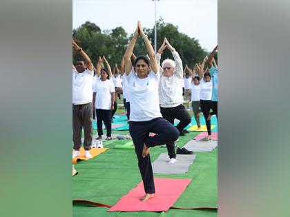 Union Minister Khadse leads Yoga Sangam in Jalgaon along with 3000-plus enthusiasts | Union Minister Khadse leads Yoga Sangam in Jalgaon along with 3000-plus enthusiasts Union Minister Khadse leads Yoga Sangam in Jalgaon along with 3000-plus enthusiasts | Union Minister Khadse leads Yoga Sangam in Jalgaon along with 3000-plus enthusiasts