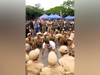 Varun Dhawan does knuckle push-ups challenge with army cadets | Varun Dhawan does knuckle push-ups challenge with army cadets Varun Dhawan does knuckle push-ups challenge with army cadets | Varun Dhawan does knuckle push-ups challenge with army cadets