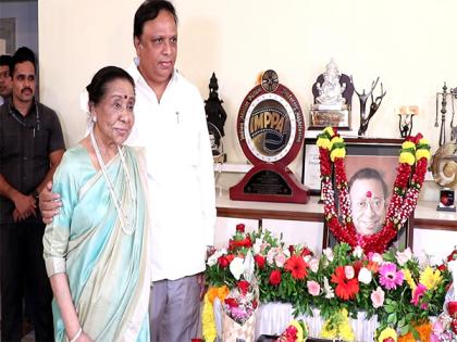 Asha Bhosle, Minister Ashish Selar visit RD Burman's residence to celebrate singer's 85th birth anniversary | Asha Bhosle, Minister Ashish Selar visit RD Burman's residence to celebrate singer's 85th birth anniversary Asha Bhosle, Minister Ashish Selar visit RD Burman's residence to celebrate singer's 85th birth anniversary | Asha Bhosle, Minister Ashish Selar visit RD Burman's residence to celebrate singer's 85th birth anniversary