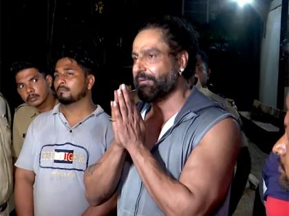 "Meri pari ke liye pray kijiyega": Parag Tyagi requests media to be sensitive after performing last rites of his wife Shefali Jariwala | "Meri pari ke liye pray kijiyega": Parag Tyagi requests media to be sensitive after performing last rites of his wife Shefali Jariwala "Meri pari ke liye pray kijiyega": Parag Tyagi requests media to be sensitive after performing last rites of his wife Shefali Jariwala | "Meri pari ke liye pray kijiyega": Parag Tyagi requests media to be sensitive after performing last rites of his wife Shefali Jariwala