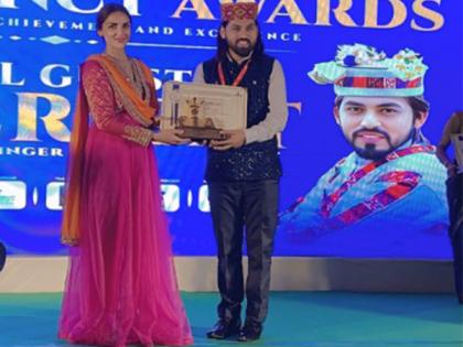 Esha Deol presents Himachal Ratan Award to Kullu folk singer Inderjeet | Esha Deol presents Himachal Ratan Award to Kullu folk singer Inderjeet