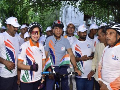 Gujarat: Mansukh Mandaviya leads Fit India Sundays on Cycle; events organised in 6000 locations nationwide with 'Swacchata Senanis' | Gujarat: Mansukh Mandaviya leads Fit India Sundays on Cycle; events organised in 6000 locations nationwide with 'Swacchata Senanis' Gujarat: Mansukh Mandaviya leads Fit India Sundays on Cycle; events organised in 6000 locations nationwide with 'Swacchata Senanis' | Gujarat: Mansukh Mandaviya leads Fit India Sundays on Cycle; events organised in 6000 locations nationwide with 'Swacchata Senanis'