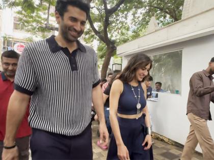 Metro...In Dino: Sara Ali Khan, Aditya Roy Kapur travel with fans in Mumbai metro | Metro...In Dino: Sara Ali Khan, Aditya Roy Kapur travel with fans in Mumbai metro