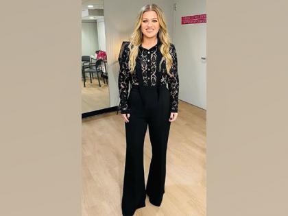 Singer Kelly Clarkson postpones opening night of Las Vegas residency show due to vocal issues | Singer Kelly Clarkson postpones opening night of Las Vegas residency show due to vocal issues Singer Kelly Clarkson postpones opening night of Las Vegas residency show due to vocal issues | Singer Kelly Clarkson postpones opening night of Las Vegas residency show due to vocal issues