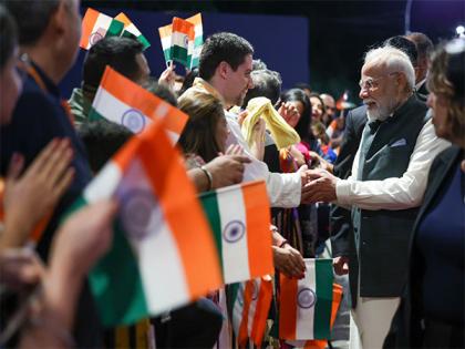 PM Modi expresses amazement at Indian diaspora's connect with roots | PM Modi expresses amazement at Indian diaspora's connect with roots PM Modi expresses amazement at Indian diaspora's connect with roots | PM Modi expresses amazement at Indian diaspora's connect with roots