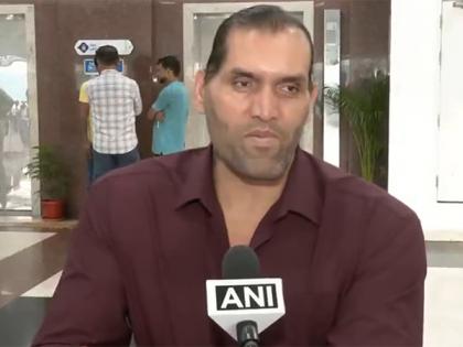 The Great Khali urges daily fitness, bats for daughters' support | The Great Khali urges daily fitness, bats for daughters' support The Great Khali urges daily fitness, bats for daughters' support | The Great Khali urges daily fitness, bats for daughters' support