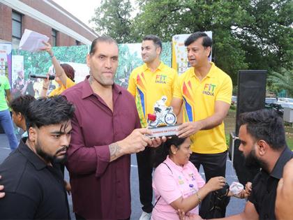 Mandaviya leads 'Fit India Sundays' on cycle in Gujarat's Gandhinagar; The Great Khali graces 31st edition of event in Delhi | Mandaviya leads 'Fit India Sundays' on cycle in Gujarat's Gandhinagar; The Great Khali graces 31st edition of event in Delhi Mandaviya leads 'Fit India Sundays' on cycle in Gujarat's Gandhinagar; The Great Khali graces 31st edition of event in Delhi | Mandaviya leads 'Fit India Sundays' on cycle in Gujarat's Gandhinagar; The Great Khali graces 31st edition of event in Delhi