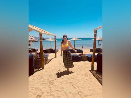 It's "lungi dance" time for Kareena Kapoor Khan in Greece | It's "lungi dance" time for Kareena Kapoor Khan in Greece It's "lungi dance" time for Kareena Kapoor Khan in Greece | It's "lungi dance" time for Kareena Kapoor Khan in Greece