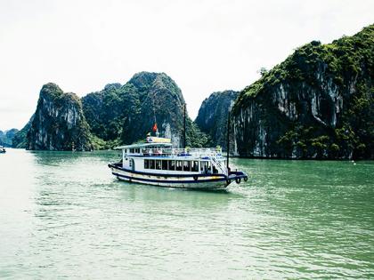 37 dead as tourist boat capzises in Vietnam's Halong Bay | 37 dead as tourist boat capzises in Vietnam's Halong Bay