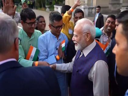 PM Modi welcomed by Indian diaspora in London | PM Modi welcomed by Indian diaspora in London