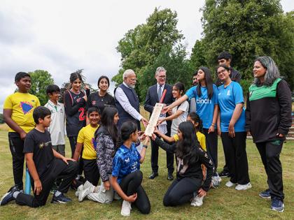 PM Modi interacts with players from Buckinghamshire Street Cricket Hubs, gifts bat signed by World Cup-winning Indian cricket team | PM Modi interacts with players from Buckinghamshire Street Cricket Hubs, gifts bat signed by World Cup-winning Indian cricket team