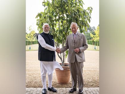 PM Modi presents tree to King Charles under "Ek Ped Maa Ke Naam" initiative | PM Modi presents tree to King Charles under "Ek Ped Maa Ke Naam" initiative PM Modi presents tree to King Charles under "Ek Ped Maa Ke Naam" initiative | PM Modi presents tree to King Charles under "Ek Ped Maa Ke Naam" initiative