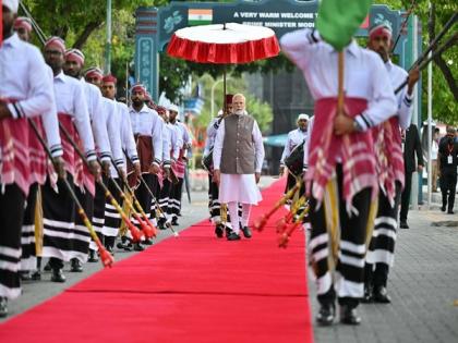 PM Modi signs guestbook, escorted to Maldives President's office with MNDF band | PM Modi signs guestbook, escorted to Maldives President's office with MNDF band PM Modi signs guestbook, escorted to Maldives President's office with MNDF band | PM Modi signs guestbook, escorted to Maldives President's office with MNDF band