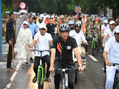 Mansukh Mandaviya leads 'Sundays on Cycle' honouring Kargil heroes; CAPF takes lead across India | Mansukh Mandaviya leads 'Sundays on Cycle' honouring Kargil heroes; CAPF takes lead across India Mansukh Mandaviya leads 'Sundays on Cycle' honouring Kargil heroes; CAPF takes lead across India | Mansukh Mandaviya leads 'Sundays on Cycle' honouring Kargil heroes; CAPF takes lead across India