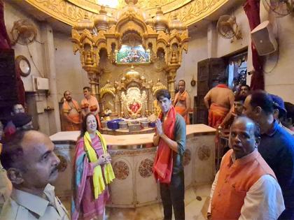 Sidharth Malhotra visits Siddhivinayak Temple with mother to seek blessings for newborn daughter | Sidharth Malhotra visits Siddhivinayak Temple with mother to seek blessings for newborn daughter Sidharth Malhotra visits Siddhivinayak Temple with mother to seek blessings for newborn daughter | Sidharth Malhotra visits Siddhivinayak Temple with mother to seek blessings for newborn daughter