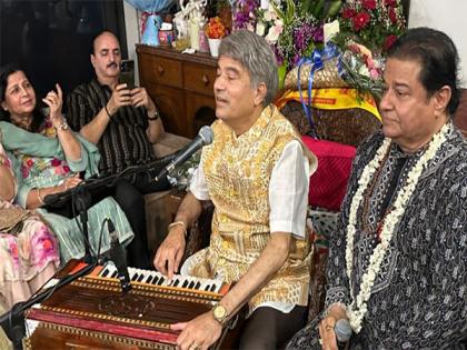 Anup Jalota celebrates 72nd birthday with friends, members of music industry | Anup Jalota celebrates 72nd birthday with friends, members of music industry Anup Jalota celebrates 72nd birthday with friends, members of music industry | Anup Jalota celebrates 72nd birthday with friends, members of music industry