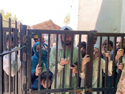 350 Afghan detainees including women and children repatriated from Pakistan via Torkham | 350 Afghan detainees including women and children repatriated from Pakistan via Torkham