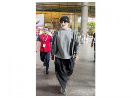 Airport Diaries: Akshay Kumar rocks salt and pepper look, greets paps with a smile | Airport Diaries: Akshay Kumar rocks salt and pepper look, greets paps with a smile Airport Diaries: Akshay Kumar rocks salt and pepper look, greets paps with a smile | Airport Diaries: Akshay Kumar rocks salt and pepper look, greets paps with a smile