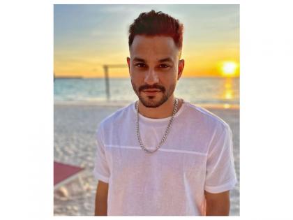 Kunal Kemmu showcases his singing talent, drops his new track 'Loche' | Kunal Kemmu showcases his singing talent, drops his new track 'Loche'